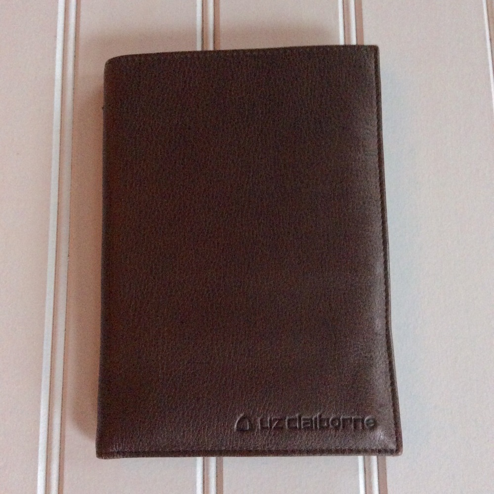 Liz Claiborne Classic Leather Passport~Wallet✈️